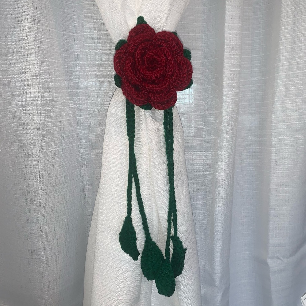 Red rose Crocheted curtain tie backs handmade set of 2
Can make multiples upon